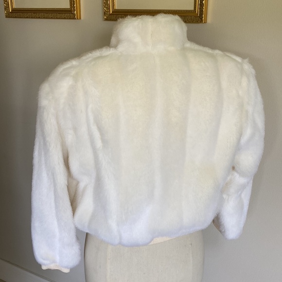 Vintage St.John off white faux fur vest/jacket, P 🎊🎈Host Pick🎊🎈 - Picture 4 of 10